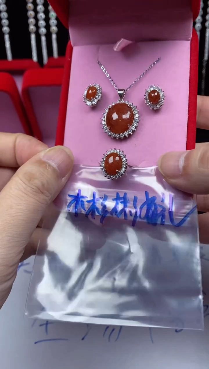 未镶嵌戒指翡翠彬****s翡翠吊坠