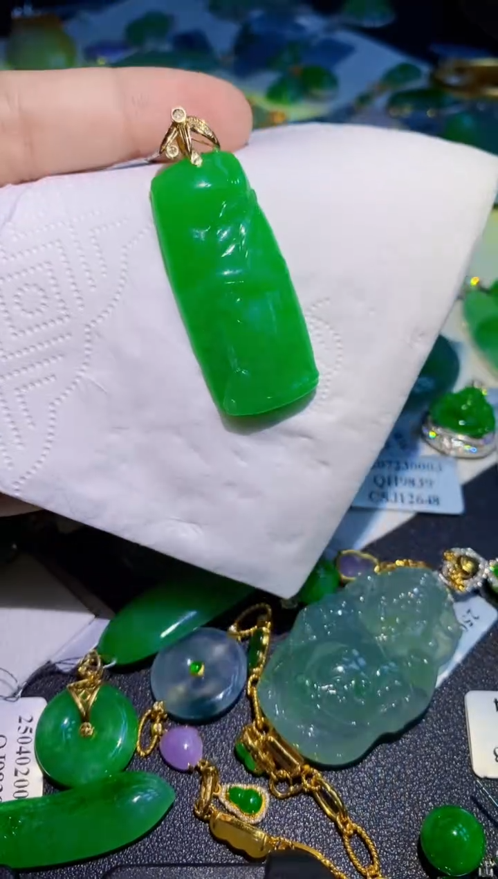翡翠18K金镶嵌颈饰竹子