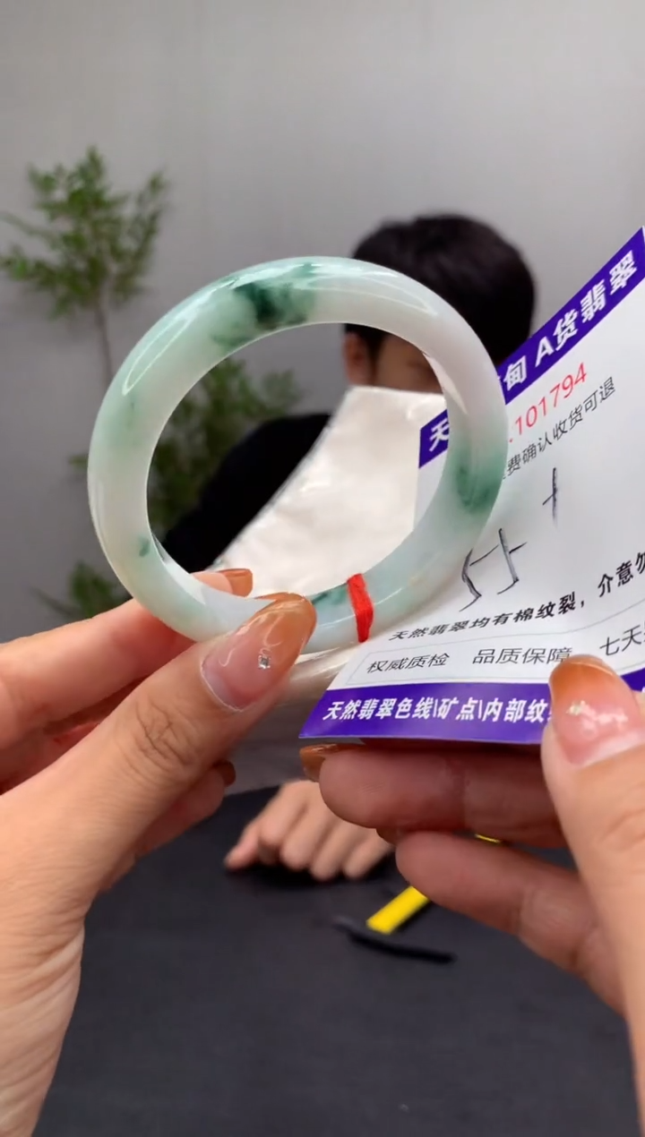 未镶嵌手镯翡翠有纹，完美者勿拍