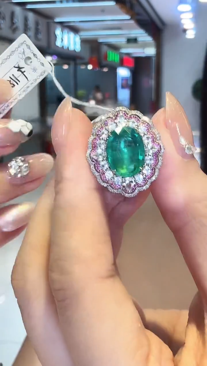 18K金镶嵌戒指祖母绿4.60ct