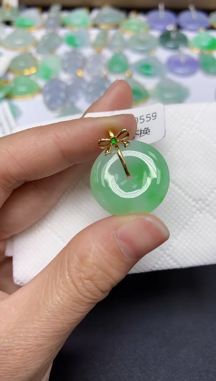 翡翠18K金镶嵌颈饰 天然翡翠A货