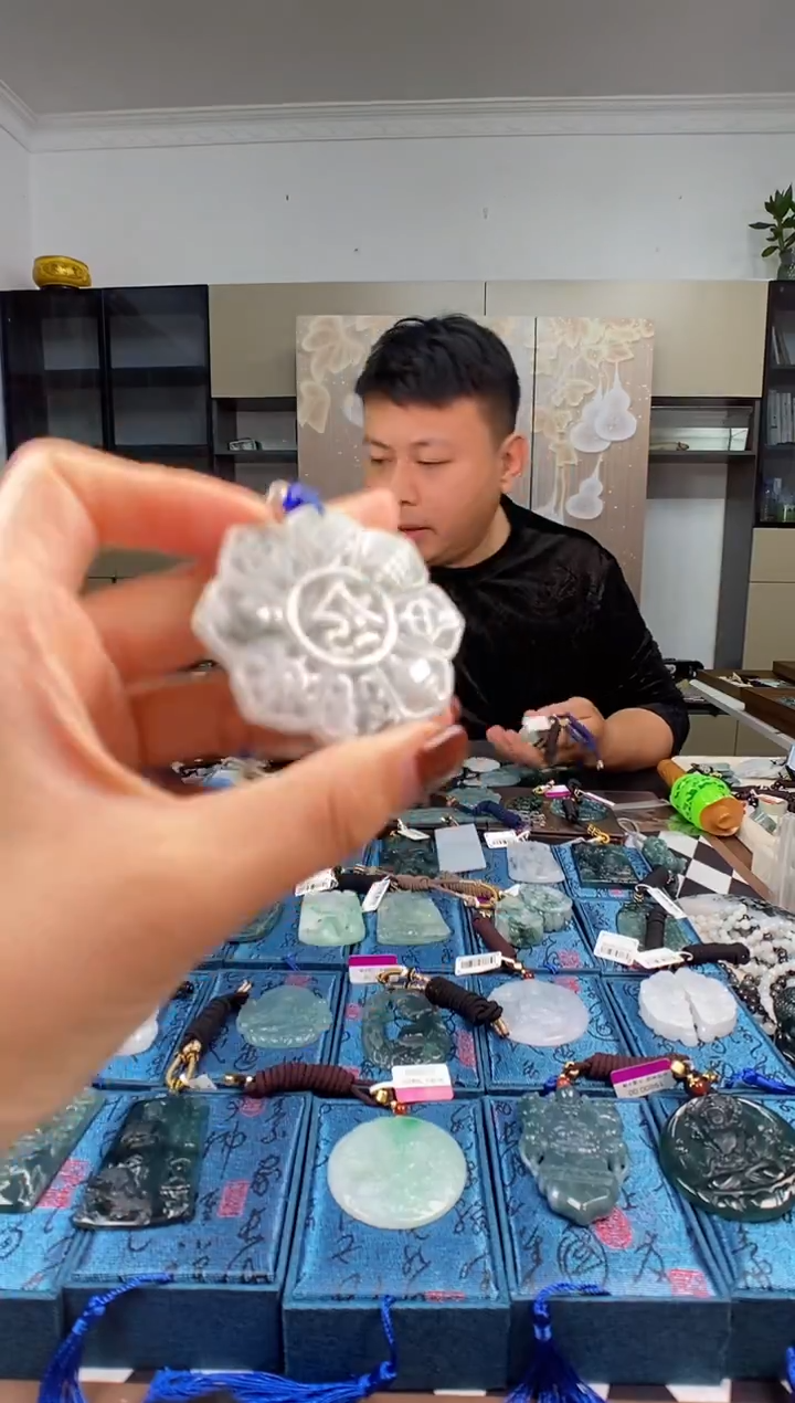 颈饰未镶嵌翡翠 多样性发其一