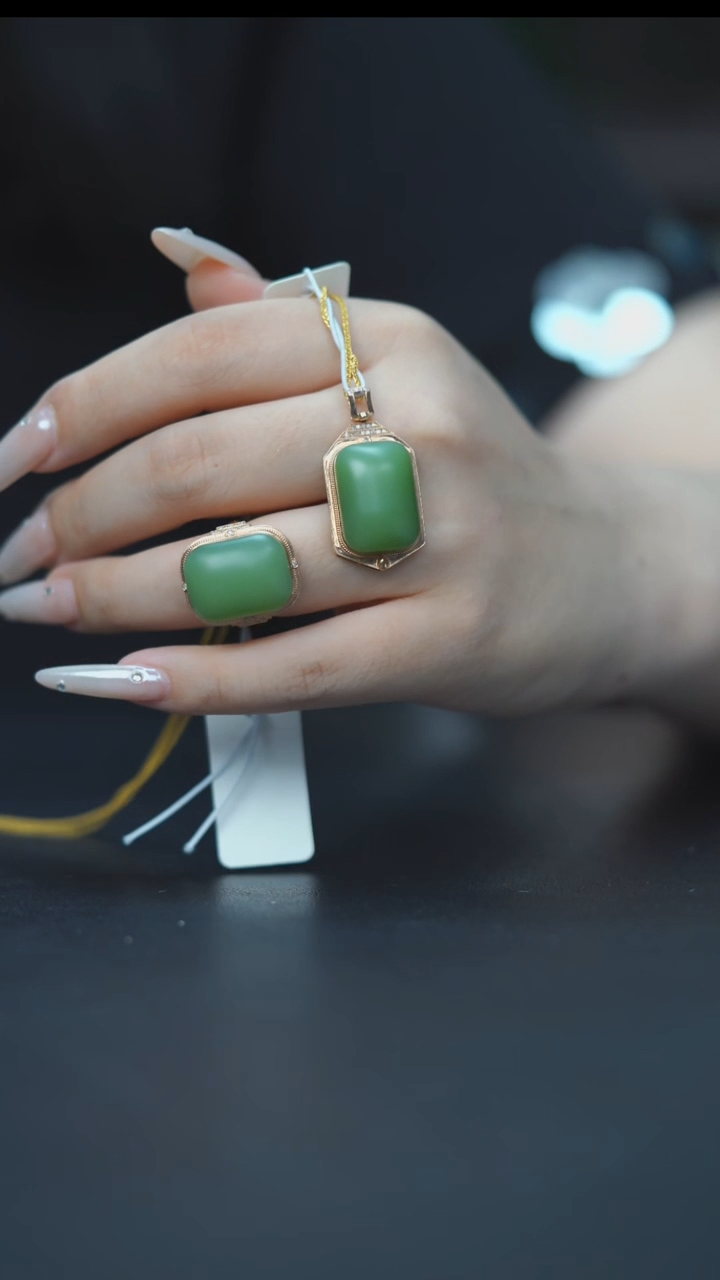 颈饰未镶嵌和田玉叮****eHC30286碧玉粉绿无事牌戒指套组