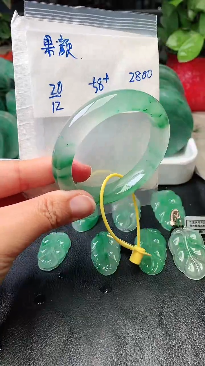 定制石英质玉（非洲翠）果*手镯