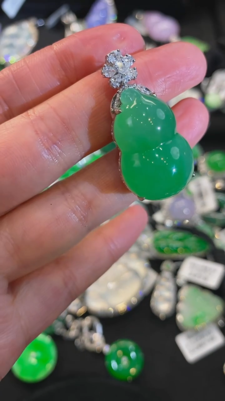 【闪购商品】翡翠颈饰18K金镶嵌绿葫芦