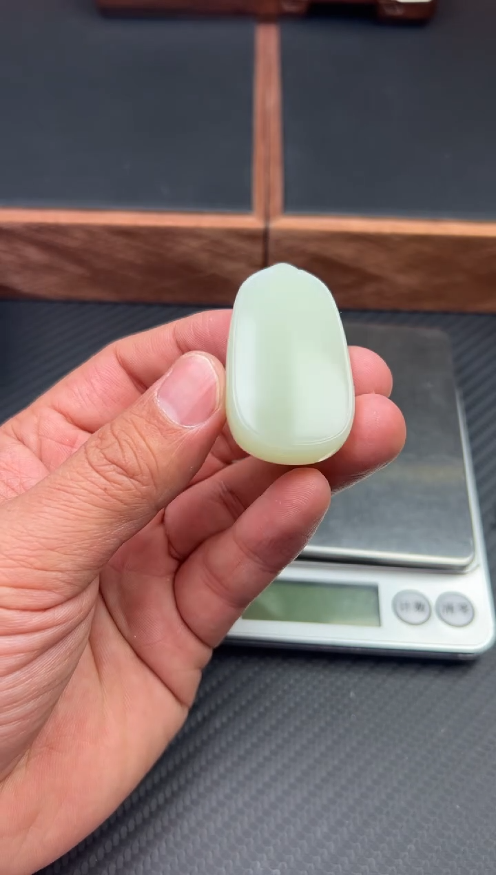 【闪购商品】和田玉未镶嵌吊坠(赠链)且末微色差迪克兰一细