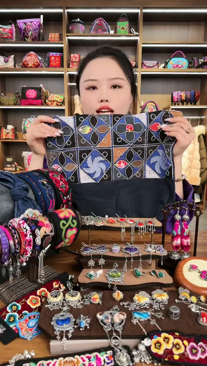 【闪购商品】织绣A38蒙阿苏苗绣传承