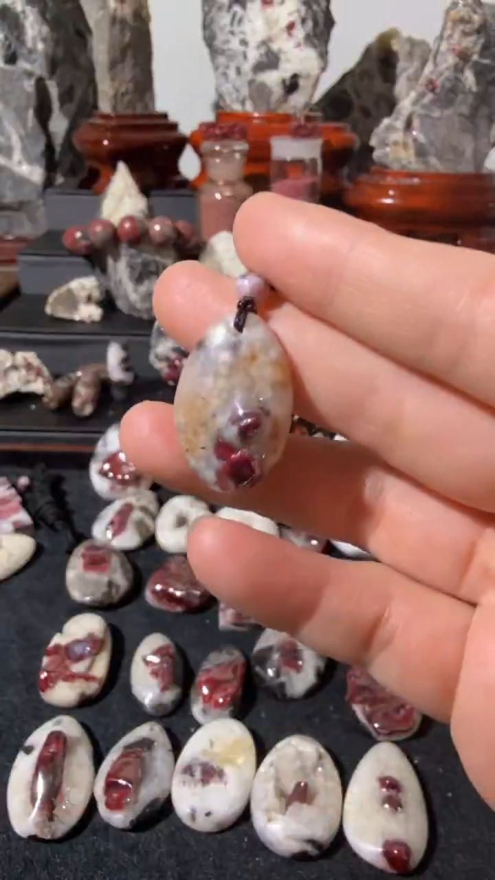 天然辰砂天然辰砂天然朱砂大晶砂随行吊坠