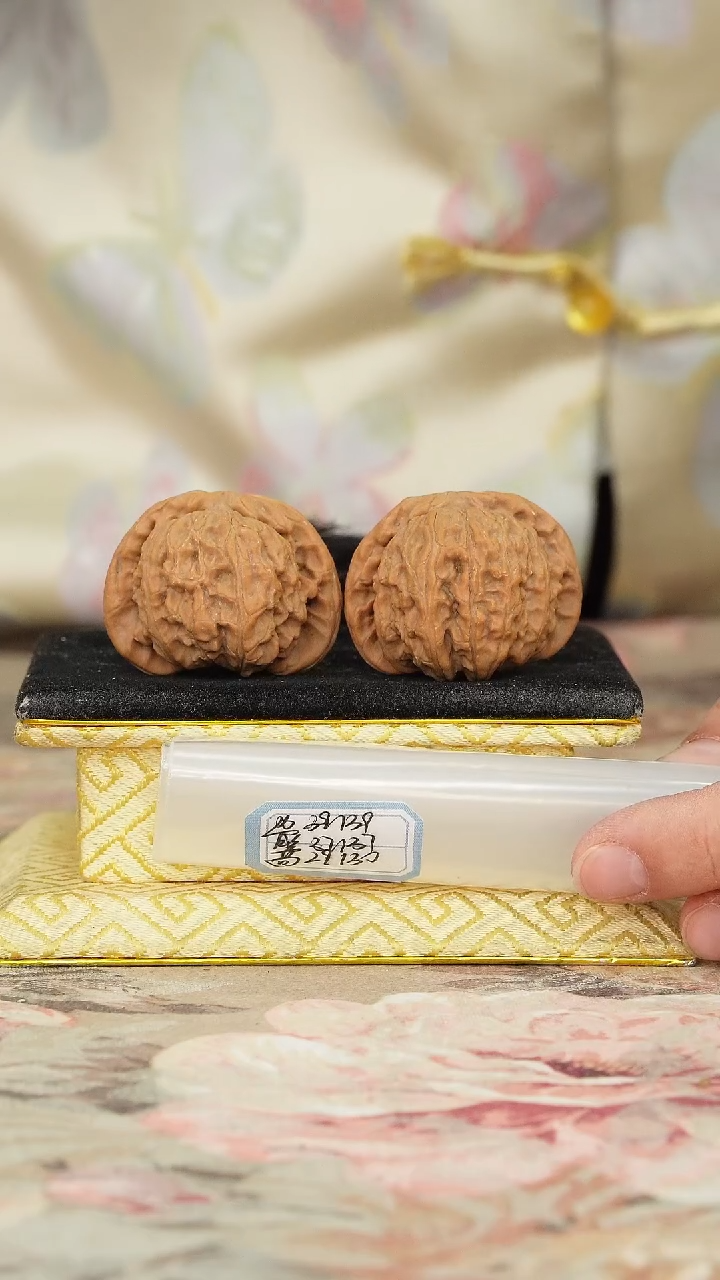 【闪购商品】文玩核桃把件白狮子