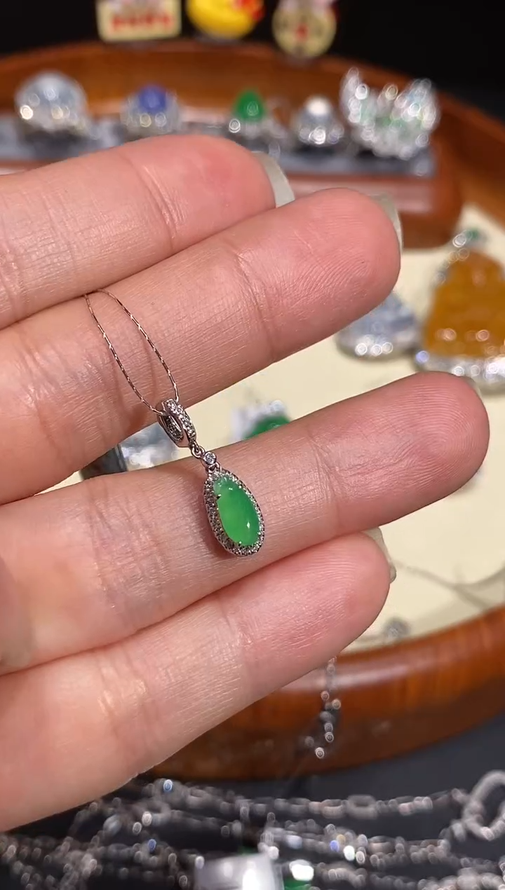 【闪购商品】翡翠颈饰18K金镶嵌吊坠