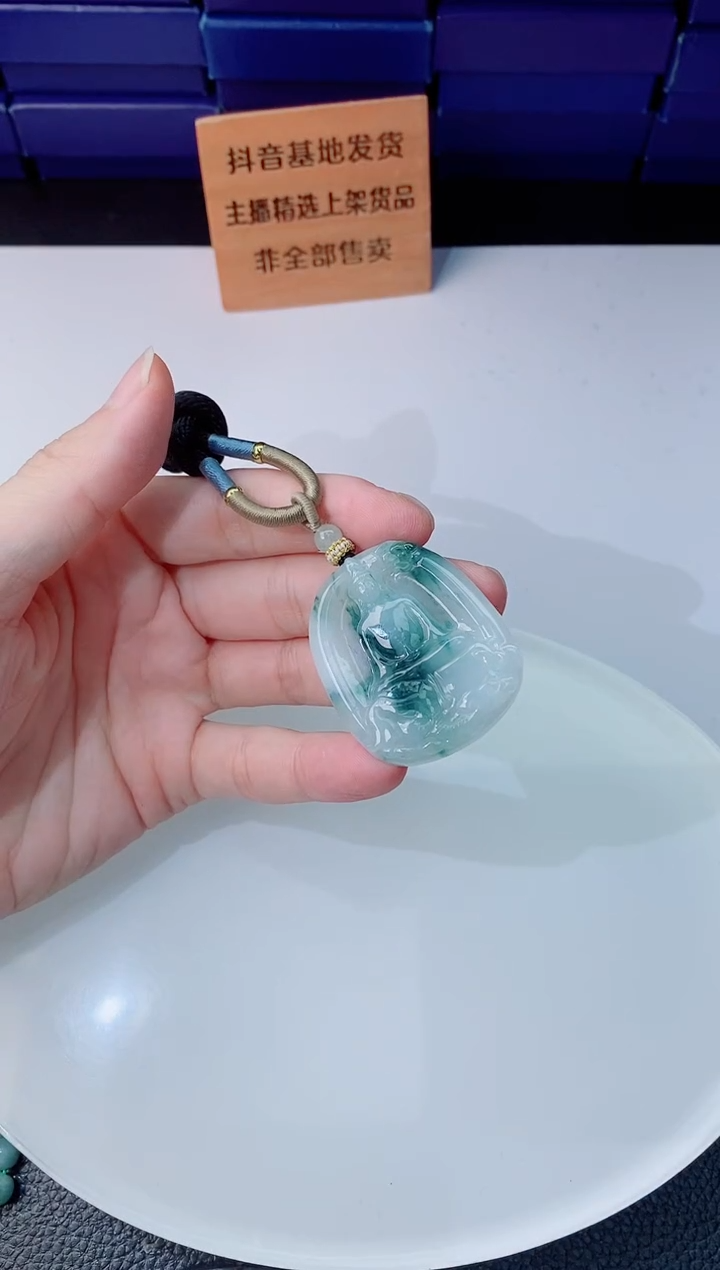 翡翠未镶嵌颈饰   `