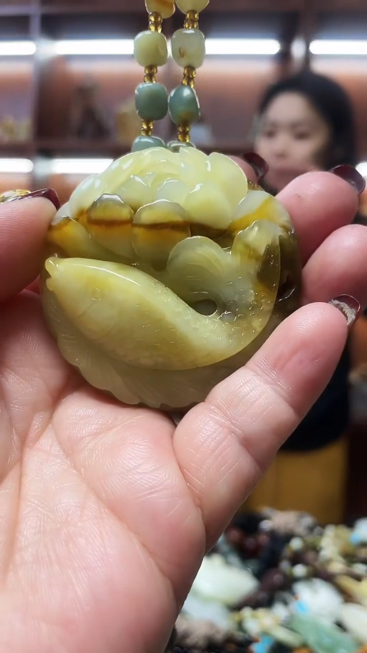 未镶嵌蛇纹石玉吊坠     