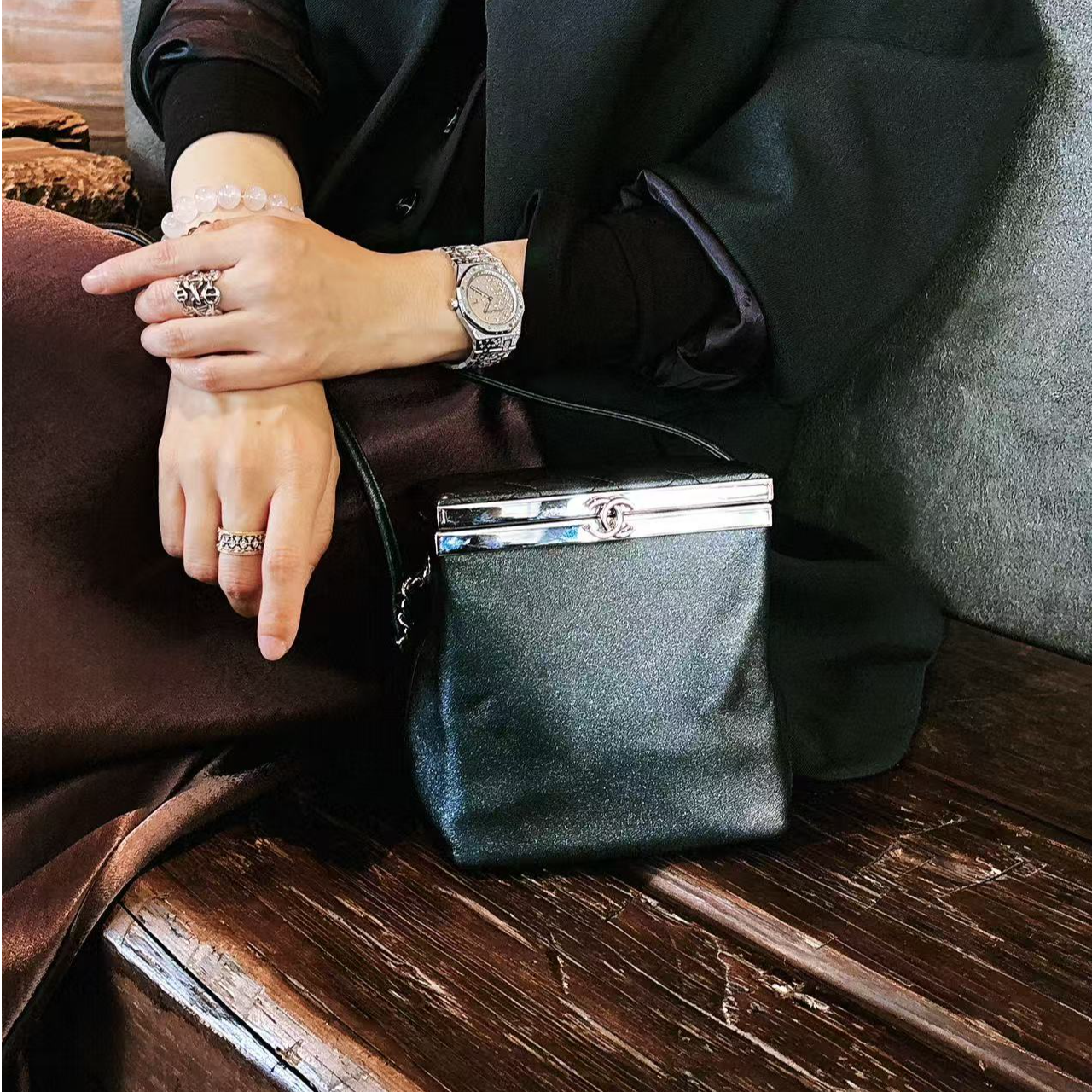 99新 Chanel/香奈儿 蔚蓝/黑银翻盖 化妆盒子  22开