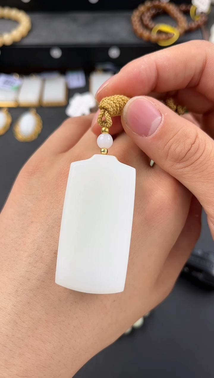 和田玉未镶嵌吊坠(赠链)且末天泰白玉无事牌微色差