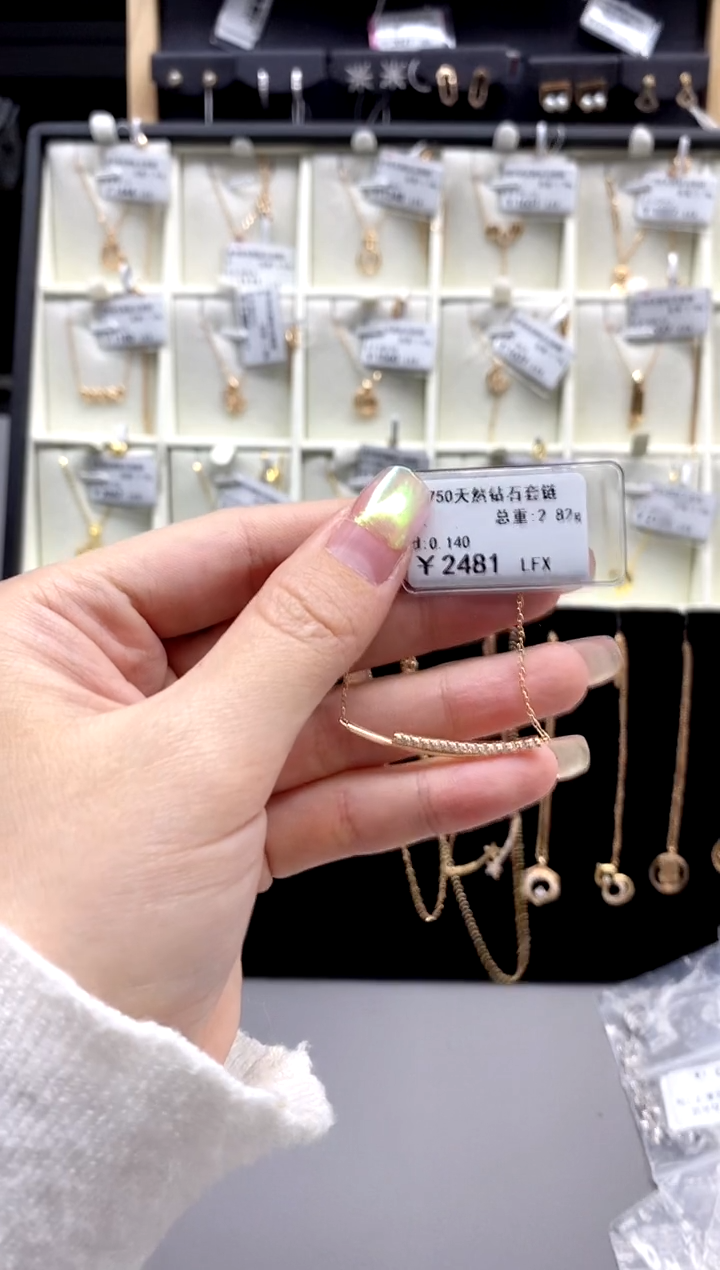 【闪购商品】钻石耳饰18K金镶嵌标签损坏不退不换