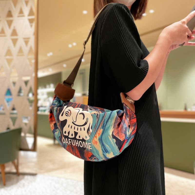 超火轻便包包女2025新款时尚百搭旅游月牙包斜挎包休闲运动饺子包