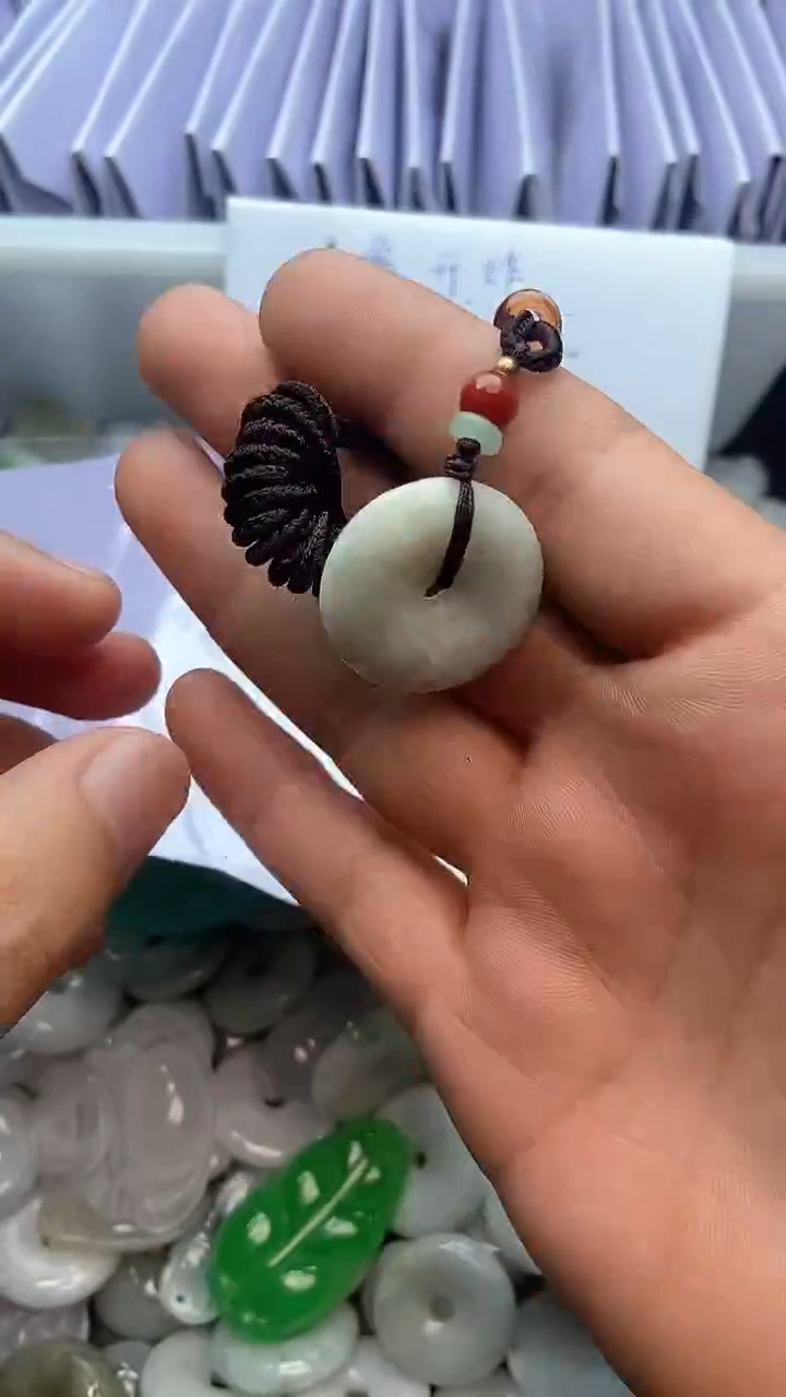 翡翠未镶嵌颈饰有纹有裂介意勿拍扣子