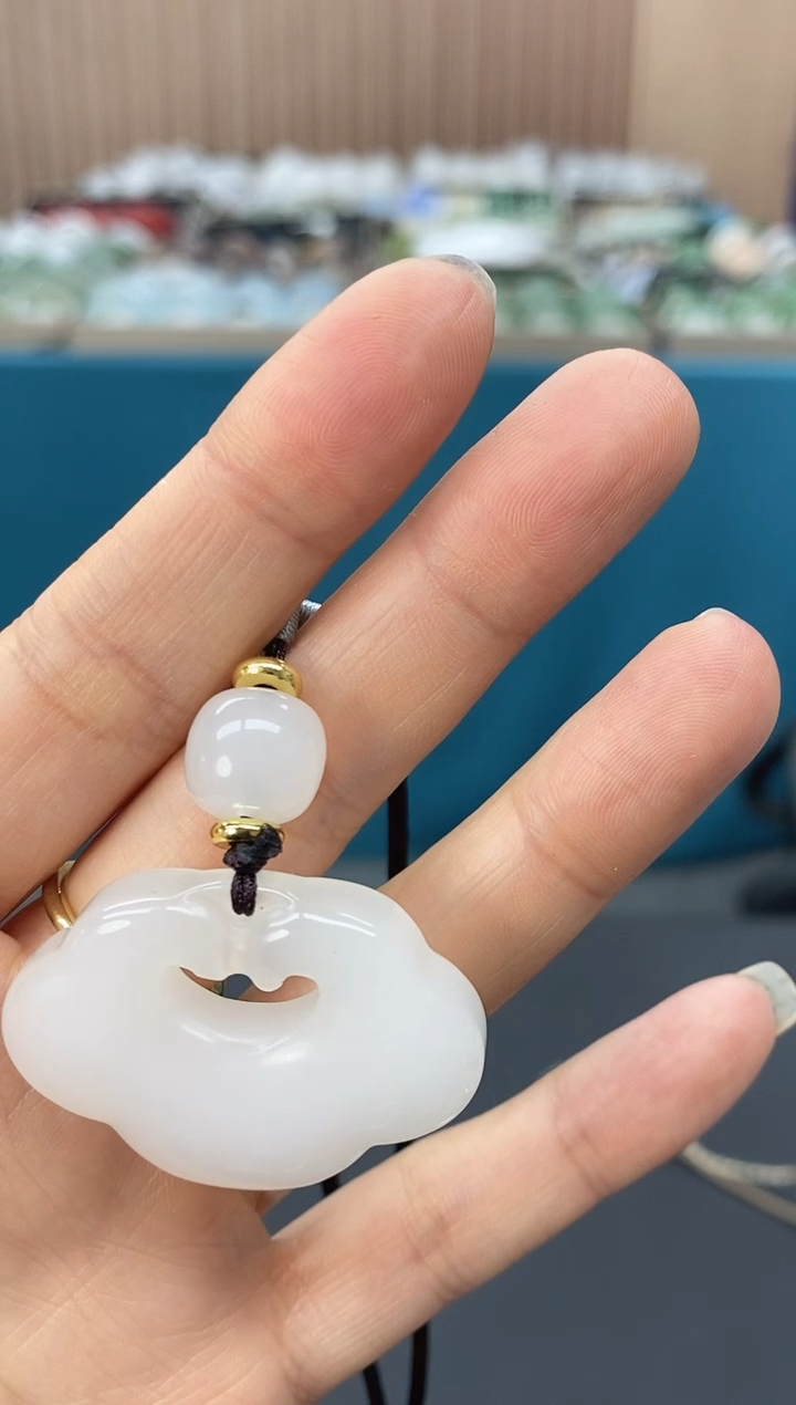 颈饰未镶嵌石英质玉（金丝玉）锁