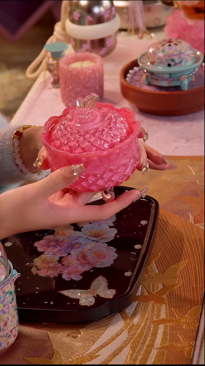 粉色玻璃首饰罐+花朵香氛蜡 如图所示