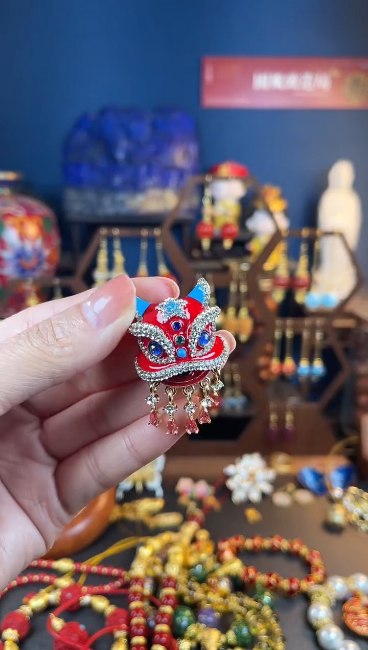 【闪购商品】382号醒狮红色珐琅流苏胸针