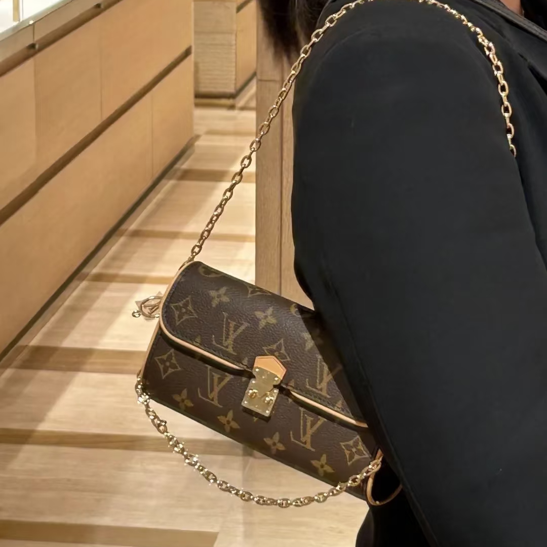 99新 LV  LouisVuitton/路易威登Camille 手拿单肩斜跨链条包自达