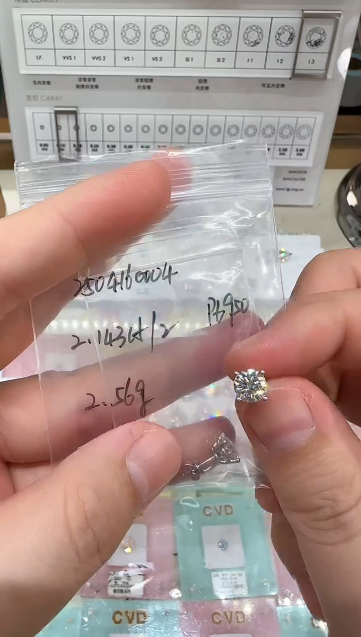 铂Pt950镶嵌实验室培育钻石单颗一克拉一对耳钉