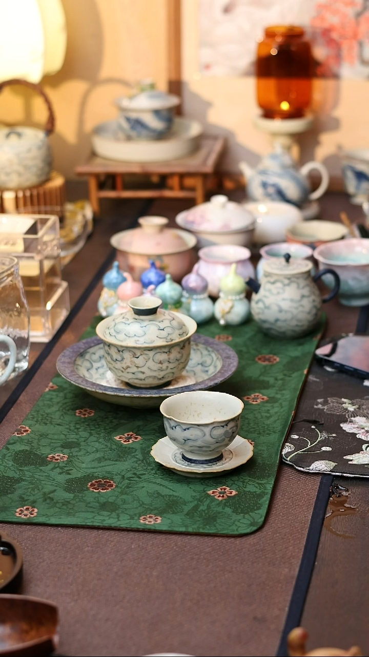青花手绘祥云纹一套