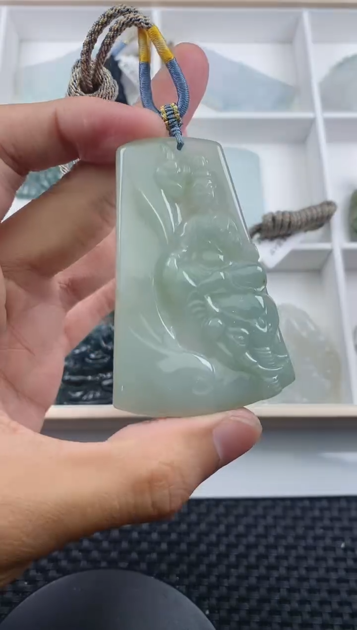 翡翠未镶嵌颈饰 