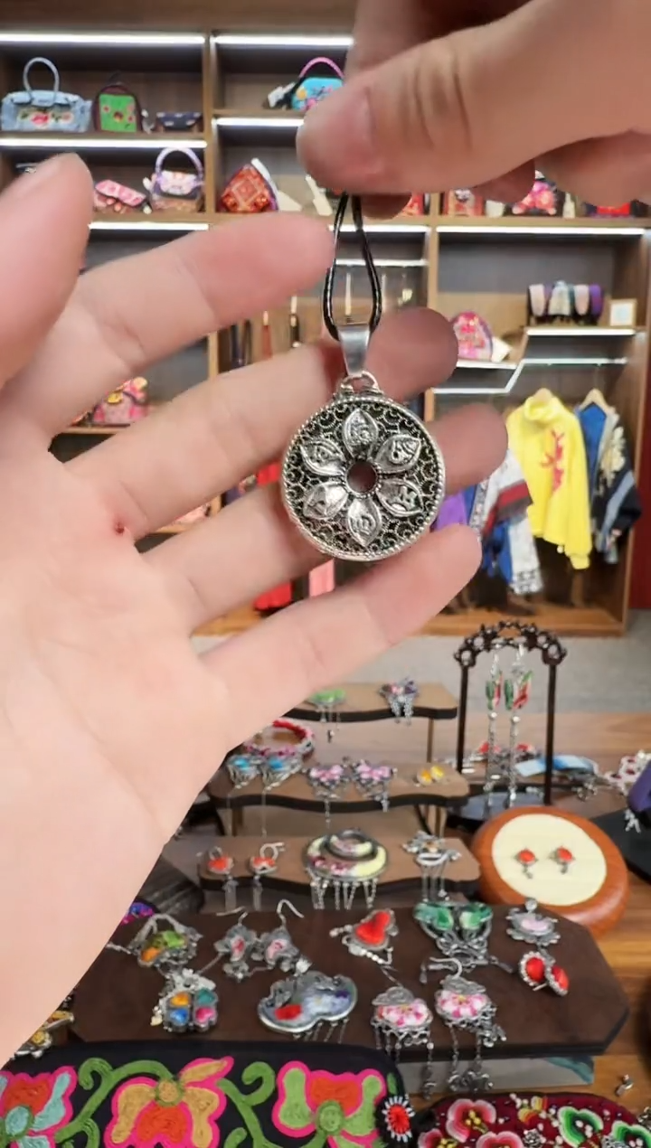 【闪购商品】织绣103蒙阿苏苗绣传承