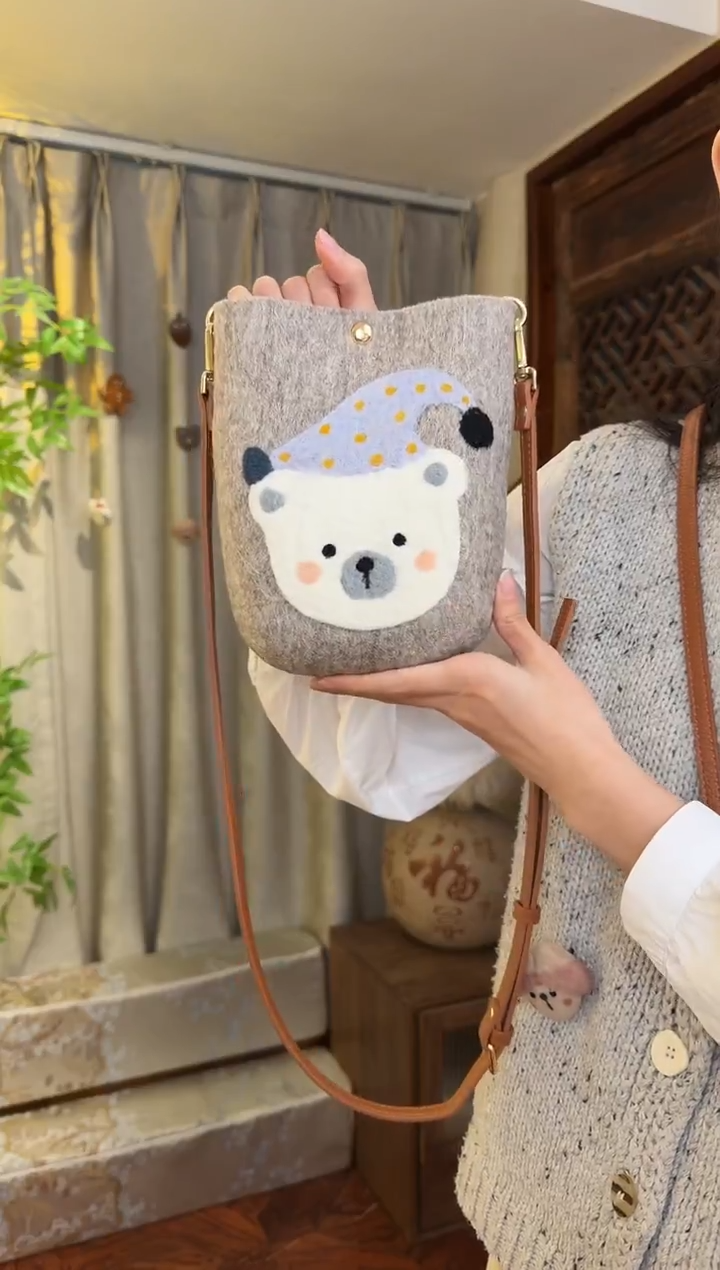 羊毛非遗羊毛毡包 手机包灰小熊
