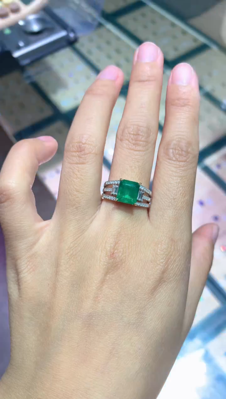 【闪购商品】祖母绿戒指18K金镶嵌2.55CT