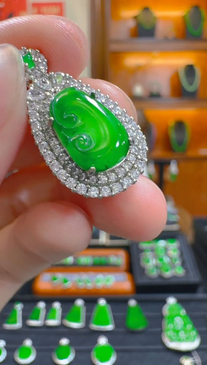 【闪购商品】翡翠吊坠(赠链)未镶嵌天然A货翡翠