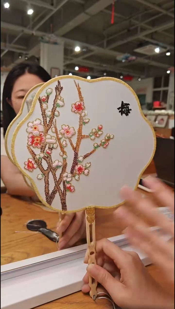刺绣百师园珠绣团扇-梅