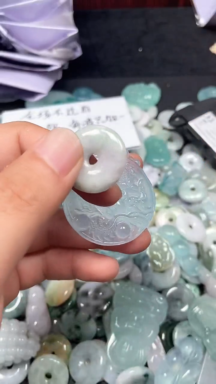 翡翠未镶嵌颈饰1