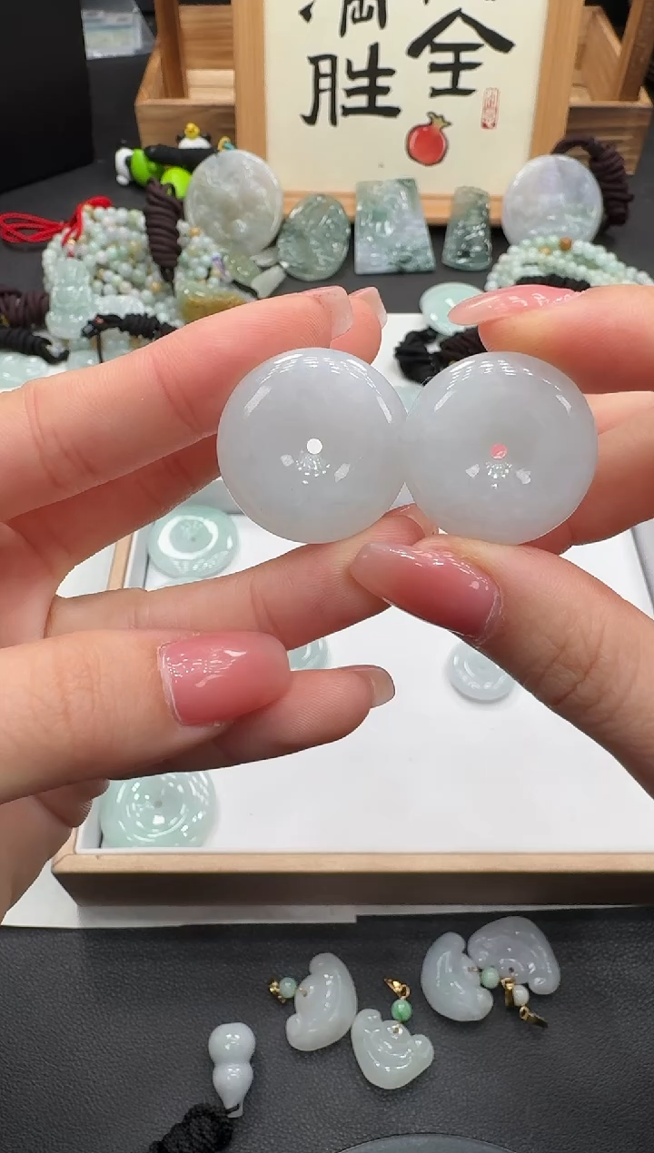 颈饰未镶嵌翡翠真****。扣子多样性发其一