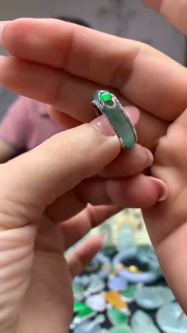 【闪购商品】翡翠戒圈18K金镶嵌30-天然翡翠