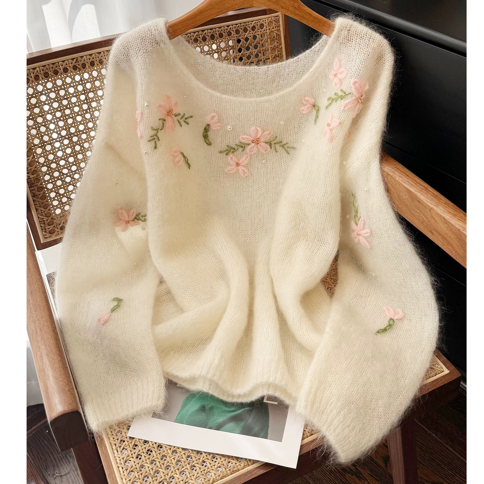 【云间花径】钉珠花朵刺绣圆领针织衫女冬季新款套头毛衣.D2372