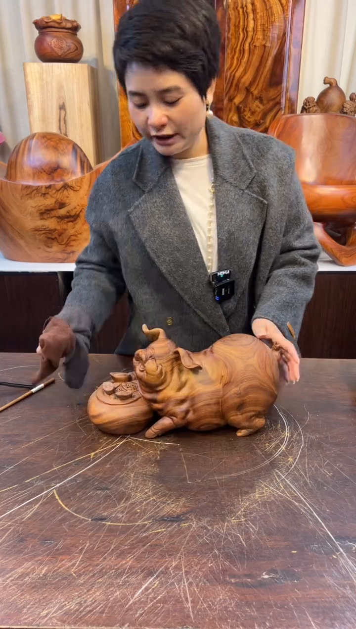 【闪购商品】香樟木实木创意福猪