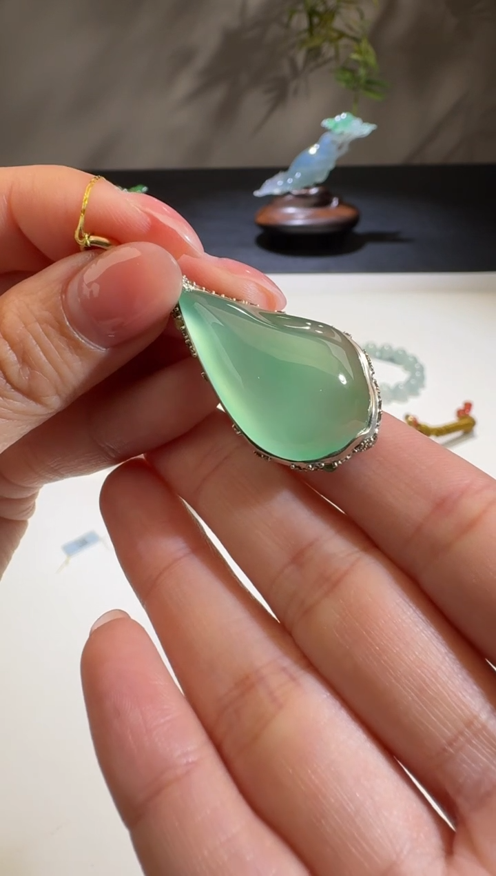 【闪购商品】翡翠颈饰18K金镶嵌【舒雅】