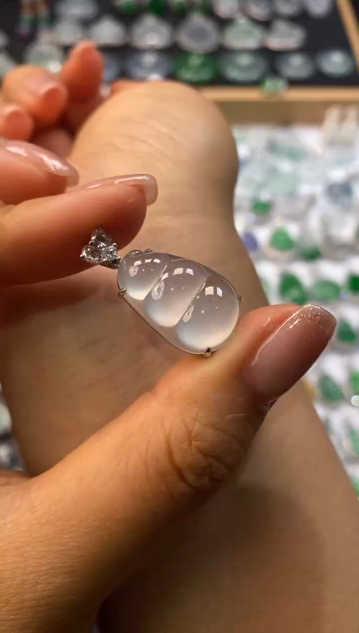 【闪购商品】翡翠吊坠(不含链)18K金镶嵌福豆