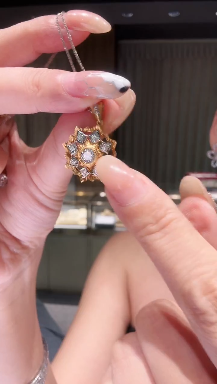 18K金镶嵌吊坠（不含链）钻石AY0091-YW