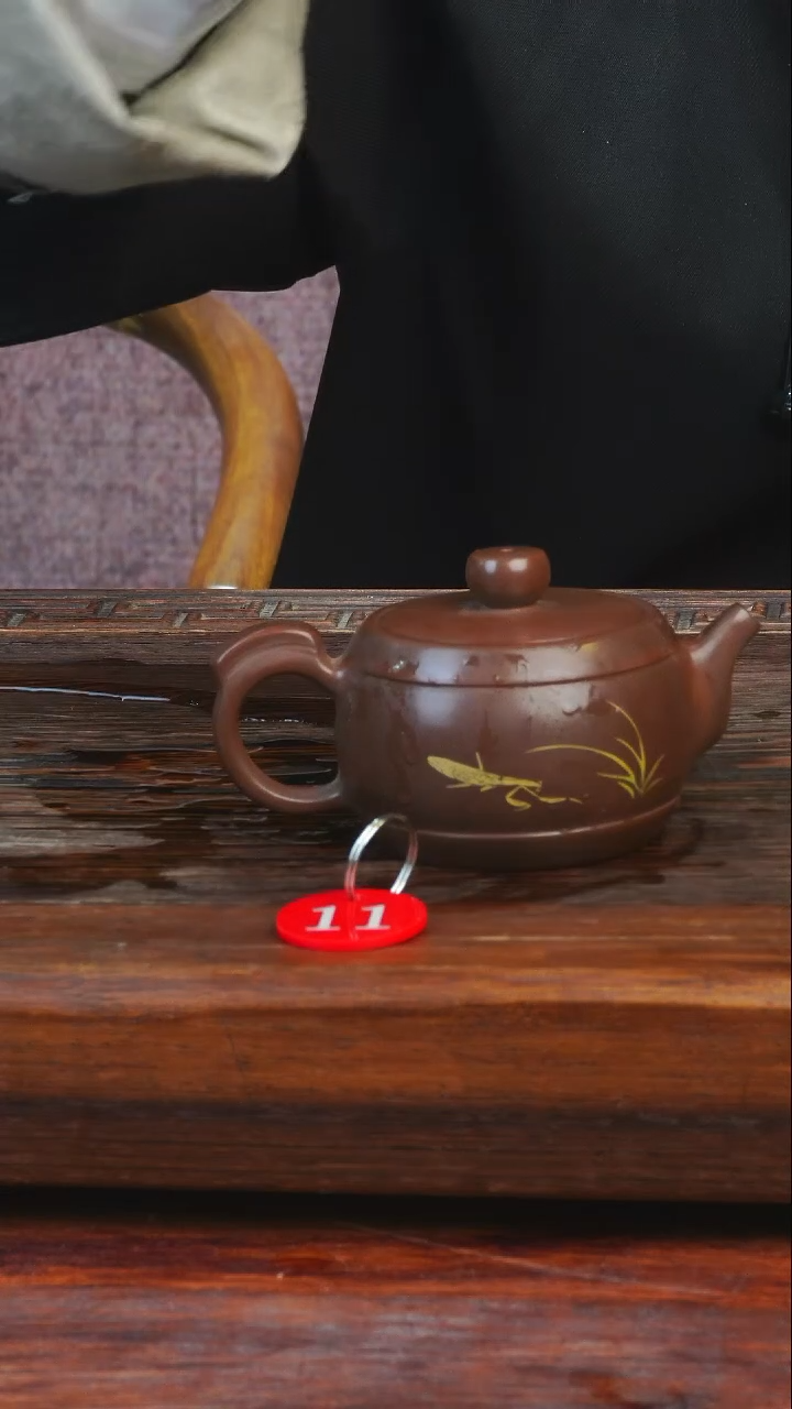 11号逢春紫陶全手工羊肝红多道刻填石鼓壶240ml（微瑕）