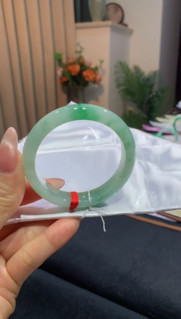 【闪购商品】翡翠手镯未镶嵌果冻绿53.5圈