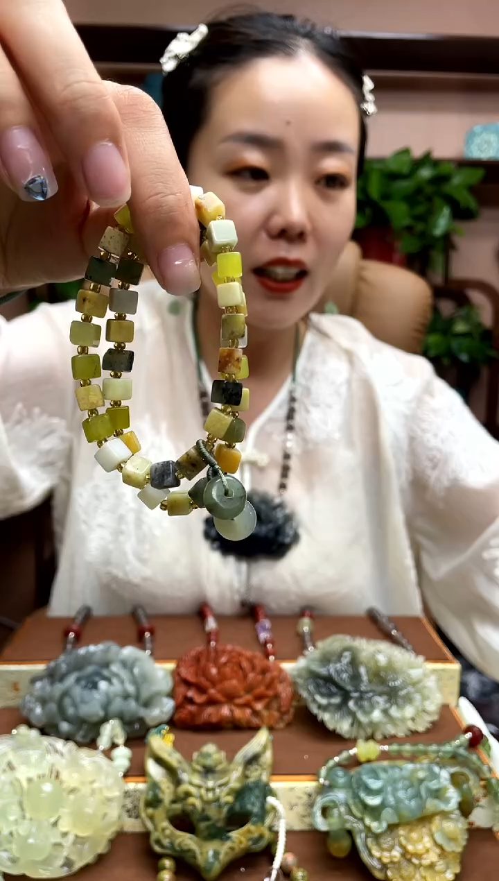 岫玉未镶嵌颈饰多样性发货发其中之一