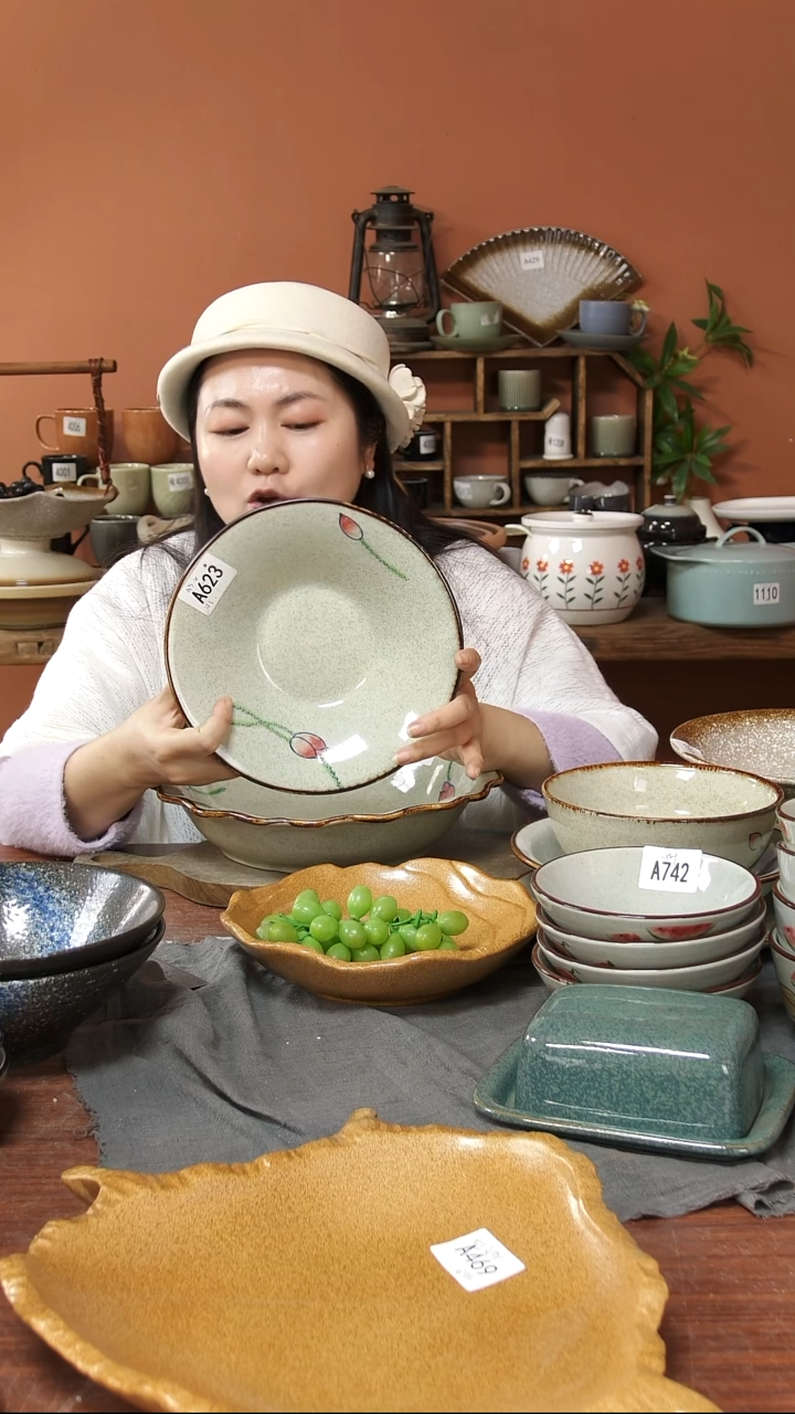 陶瓷A623 手绘荷花黑点斗笠碗一个微瑕22.5*4