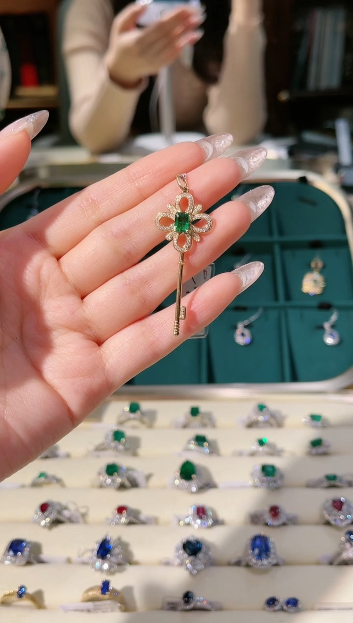 【闪购商品】祖母绿吊坠(不含链)18K金镶嵌祖母绿钥匙吊坠