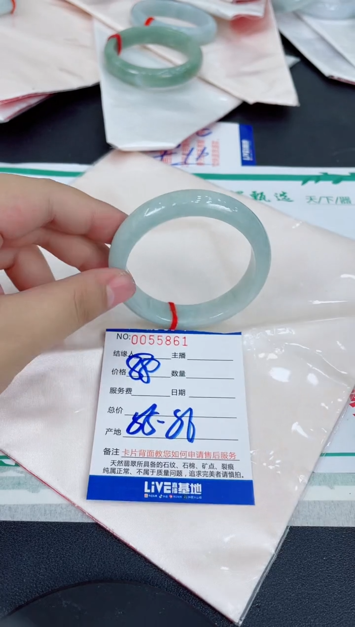 翡翠手镯未镶嵌翡翠手镯