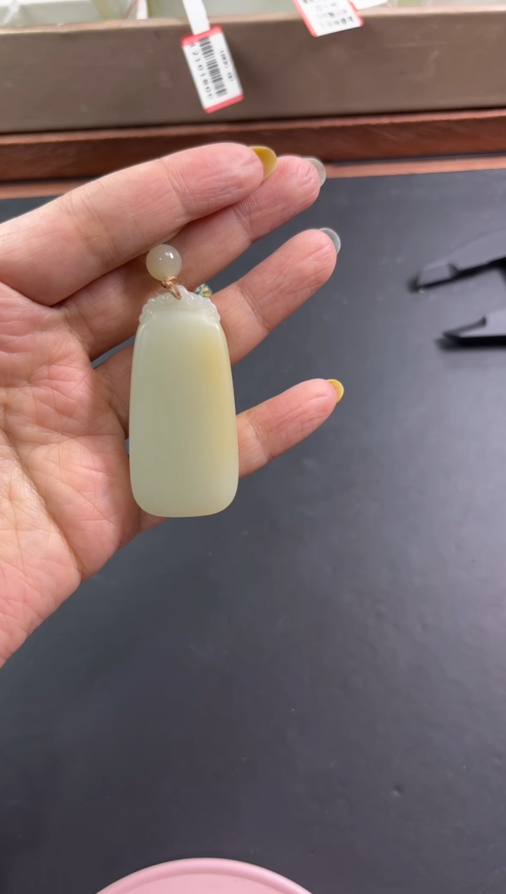 【闪购商品】和田玉吊坠(赠链)未镶嵌且末微色差迪克兰一细吊坠