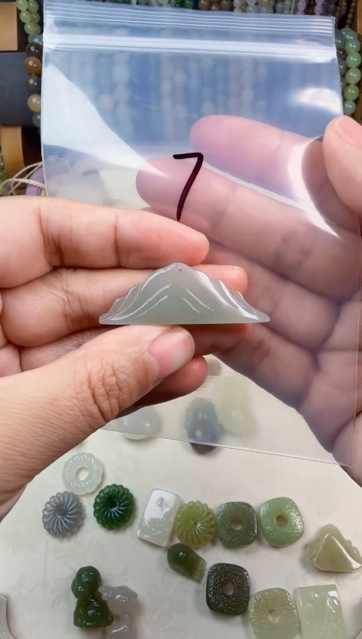 颈饰未镶嵌和田玉山吊坠