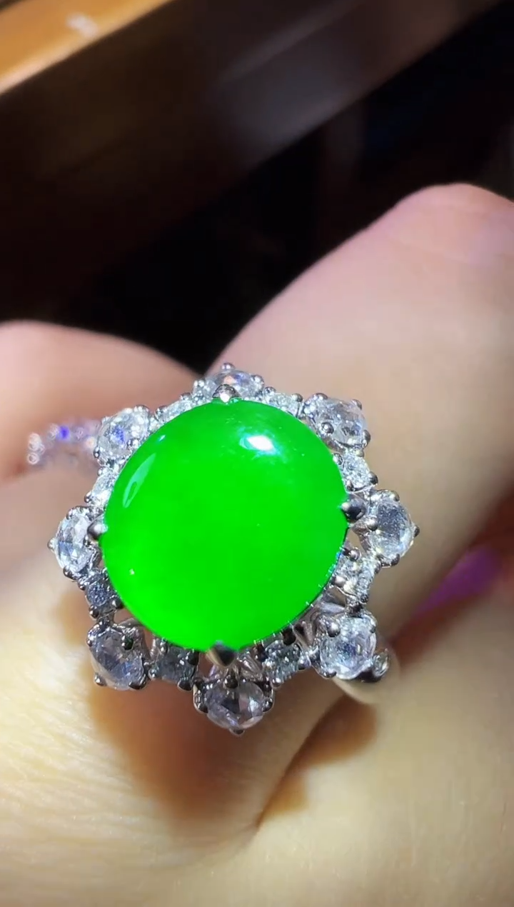 18K金镶嵌戒指翡翠蛋面